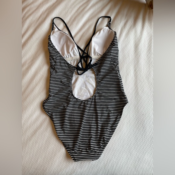 Striped keyhole swimsuit - Picture 4 of 9